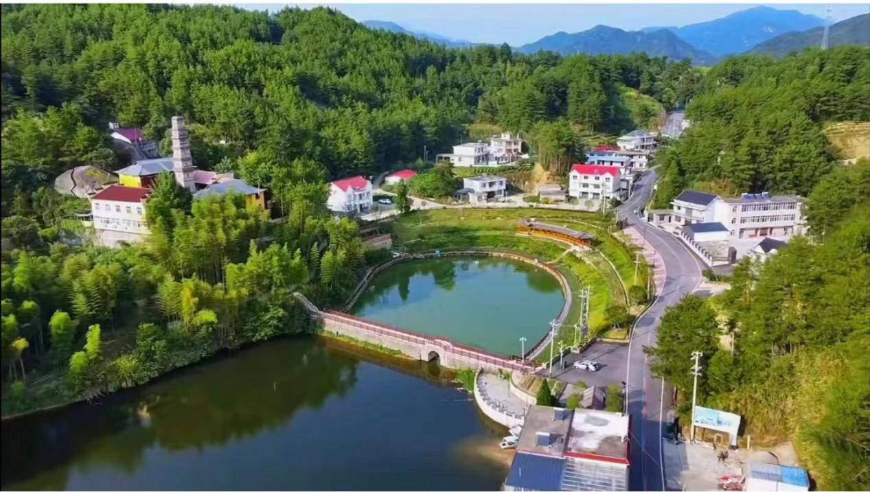 绿水青山绕古塔