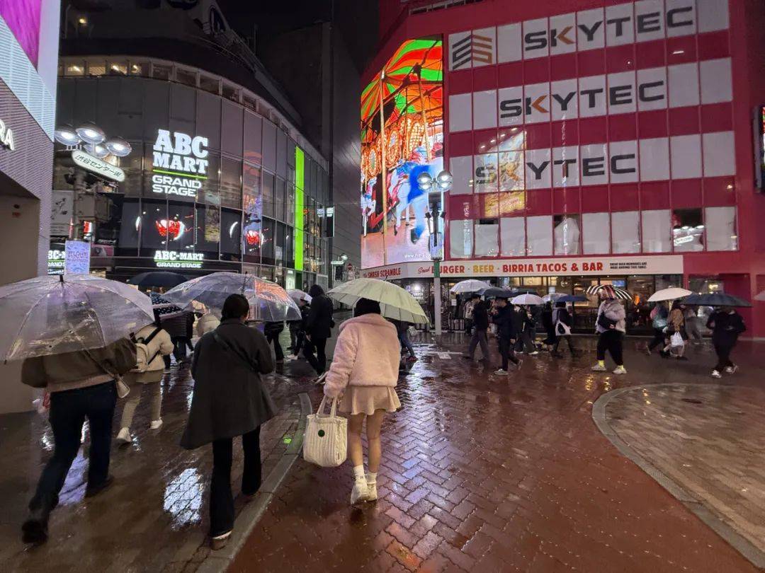 寒冷雨夜逛街人群
