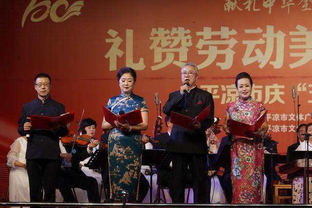观众欣赏音乐会