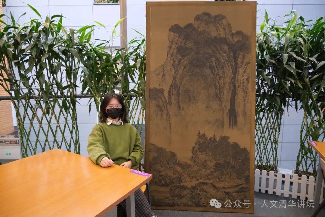 廖凯莉与作品合影