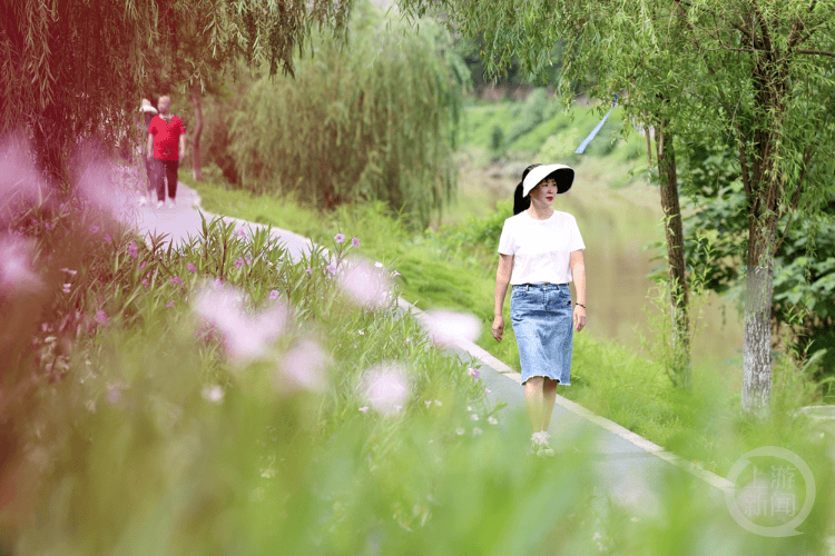 河畔休闲场景