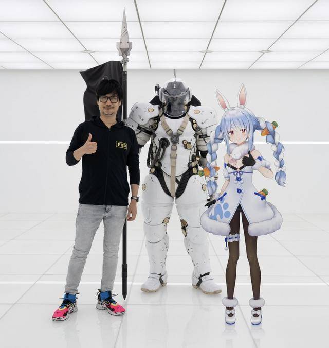小岛秀夫与兔田佩克拉合影