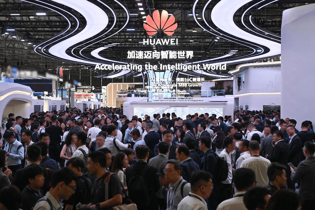 2025 MWC 上海華為N1展區