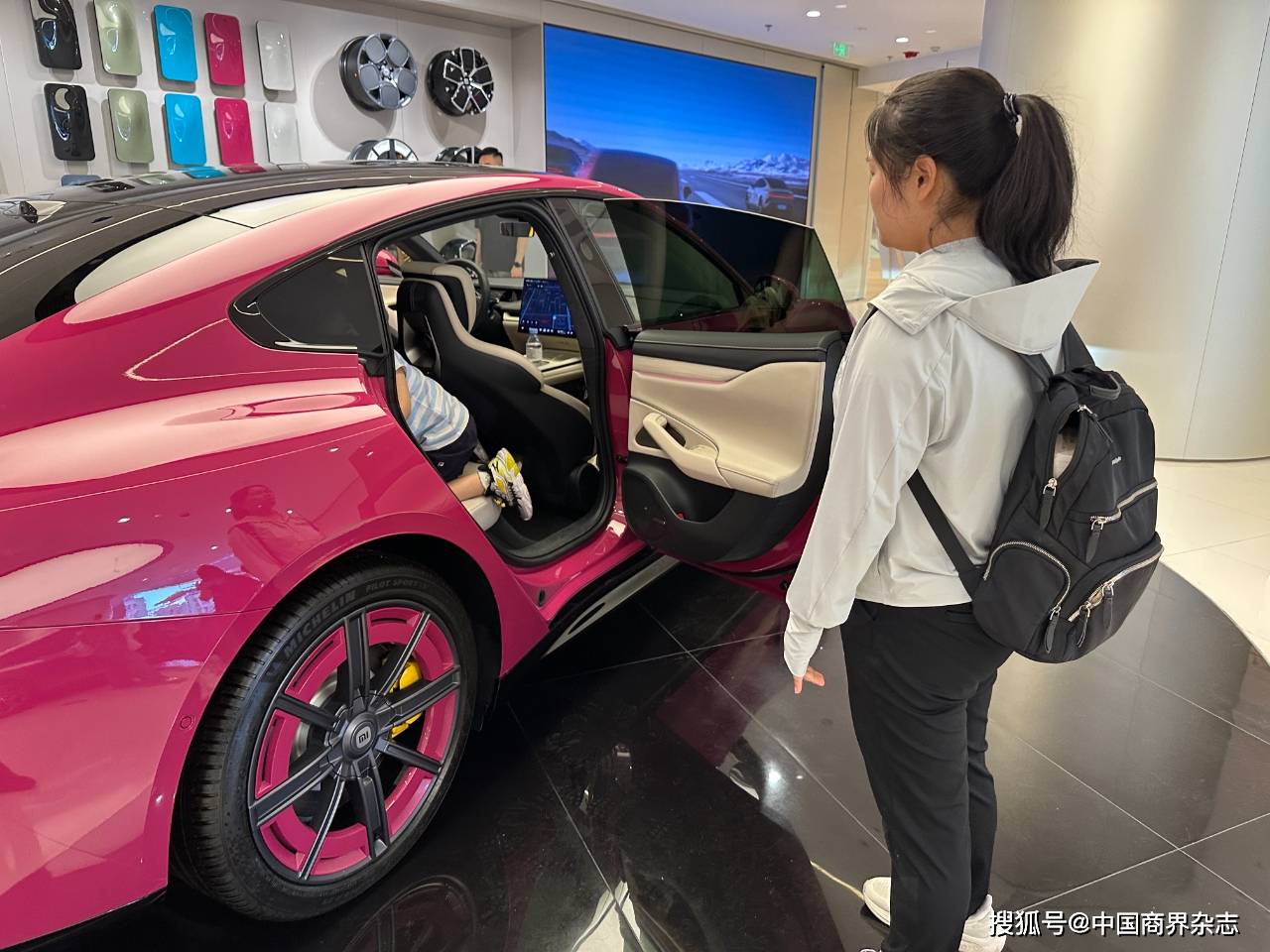 消费者在门店体验小米汽车