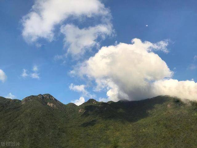 鉴湖月夜中的山与云