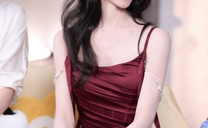 陈都灵酒红缎面裙秀肩颈，32岁演绎Lady Chic新风尚