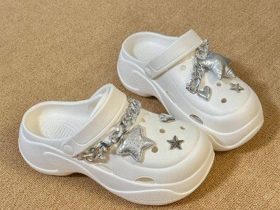 Crocs跌落神壇：洞洞鞋失寵，美國人真的不買了？