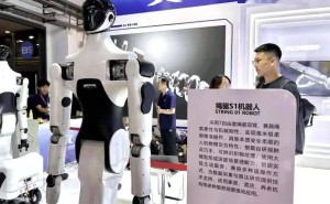 安徽自研绳驱S1机器人亮相：柔性驱动，灵巧手展现抓豆腐绝技