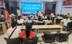 梁山小将挥毫泼墨，水浒街社区暑期书画体验乐趣多