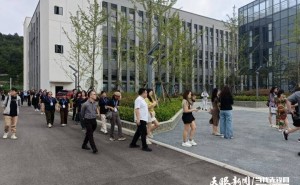 贵阳高新技术产业探秘：女企业家实地调研，共谋创新发展新机遇