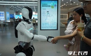 湖南移动东塘营业厅科技升级：导览机器人与机器狗亮相智能服务新场景