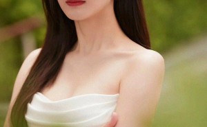 江疏影白裙开叉秀长腿，优雅性感兼具，魅力难挡！