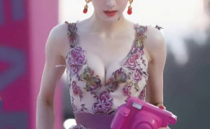 33岁热巴繁花裙惊艳亮相，身材曲线尽显女性魅力！