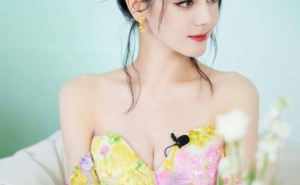 迪丽热巴33岁新造型：碎花抹胸裙秀长腿，时尚魅力再升级！