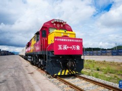 中老铁路玉溪至万象国际货物列车双向开行，跨境运输量突破1490万吨！