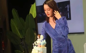 李沁蓝裙配肉色丝袜，灵动优雅间尽显大长腿魅力！
