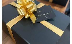 英伟达CEO签名预告：人形机器人将获“新大脑”升级