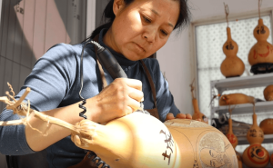 葫芦里的匠心人生：非遗传承人卫俊英的雕刻传奇