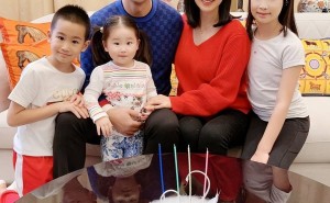 赵文卓携18岁女儿T台首秀，妻子张丹露黑系时尚抢镜，家庭和谐成最潮风尚！