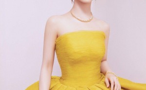 刘些宁黄裙造型惊艳，抹胸层叠展现独特女人味时尚魅力