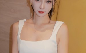 纯白裙装配精致饰品，都市女性午后尽显优雅闲适风