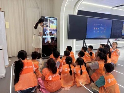 科大讯飞AI探秘行：小记者亲身体验未来教育的无限可能