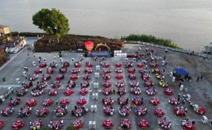 佛山南海九江：夕阳音乐会邂逅千人龙船饭，浪漫满溢江畔夜