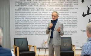 光影对话百年山城，斯德哥尔摩共赏“江边山城”摄影展
