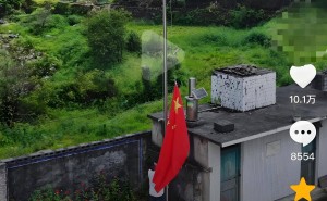 深山升旗仪式感动万千网友，广西教师六年坚守照亮教育公平之路
