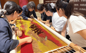 千人一针一线绣历史，汴绣作品传承抗战精神