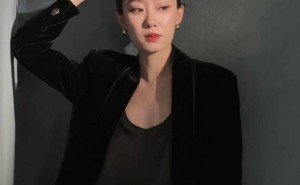 38岁张小斐时尚蜕变，两套造型诠释“温柔力量”与“冷艳女王”