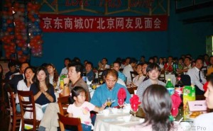 东哥品酒会友，阿里拍卖马老师工装，两大巨头风格迥异引热议