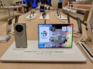 华为Mate XTs非凡大师三折叠手机全国多地华为体验店亮相