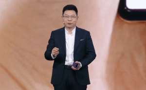 {华为Mate XTs非凡大师亮相，成全球第二款商用三折叠手机，持续领跑行业