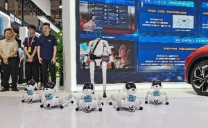 ​2025智博会中国移动展区：四足机器狗拟人交互，人形机器人精准响应引关注​