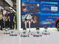 ​2025智博会中国移动展区：四足机器狗拟人交互，人形机器人精准响应引关注​