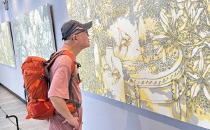 ​卢小根“生生之境”水墨展在白云机场启幕，邀旅客共赏生命诗意画卷​