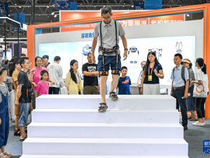 2025智博会重庆启幕：AI康复、养老机器人等成果亮相，共赴“智慧”养老新体验
