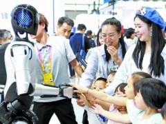 ${2025世界智能产业博览会举行，“智慧”养老新成果引众人体验