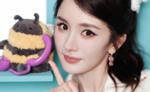 杨幂新造型太吸睛！歪扎马尾配白色针织套装，少女感爆棚你爱了吗？