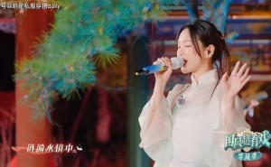 金莎央视亮相美出新高度！青绿新中式纱裙，演绎清新氧气感穿搭