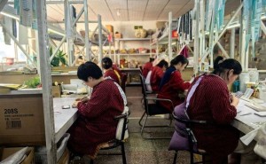 快递涨价潮席卷多地，电商商家成本承压，快递员派费何时跟涨？