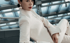 46岁胡杏儿魅力不减！秋装同色系搭配金色配饰，尽显成熟女性穿搭智慧