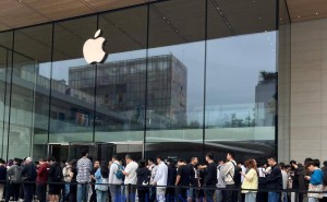 iPhone 17系列首发日探访：北京三里屯苹果店现排队盛况