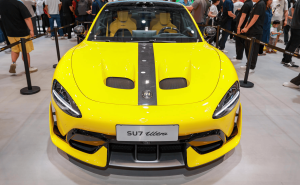 小米SU7 Ultra“挖孔机盖”案质证，法务称雷军删微博非误导且主体独立不担责