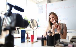 “快手一姐”自立门户：9场直播55亿，头部主播“单飞”成行业新趋势