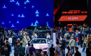 百年奔驰：于电动与燃油间双轮驱动，定义豪华出行新未来