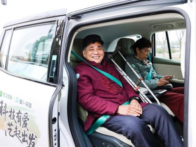 科技与艺术共融:萝卜快跑助力残疾人艺术家“驶向”无障碍新未来