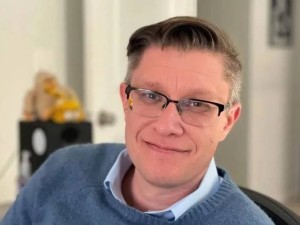 美艺术家Beeple巴塞尔展出硅胶面具机器狗 涵盖多位名人引关注