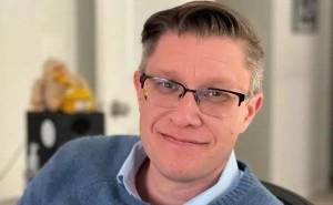 美艺术家Beeple巴塞尔展出硅胶面具机器狗 涵盖多位名人引关注